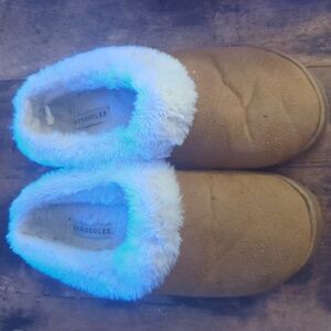 Cozy Tan Slippers with White Faux Fur Lining
